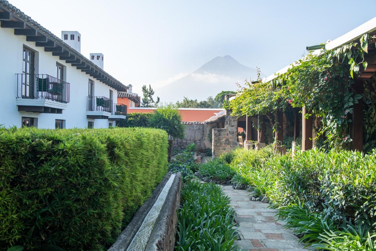 Hotel Museo Spa Casa Santo Domingo Antigua Buitenkant foto View of the hotel with the volcano in the background
